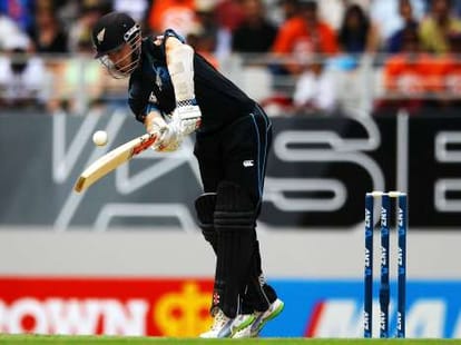 new zealand beat pakistan in 4th ODI at abudhabi.