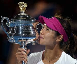 China Li storms to Australian open title