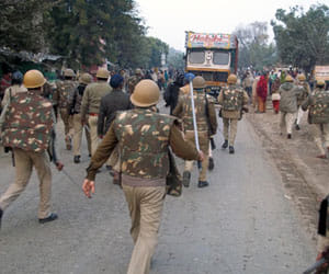 Sub inspector beaten by public