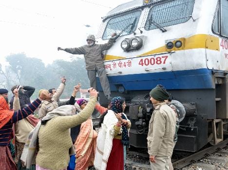 shatabdi express halt for 2 hour