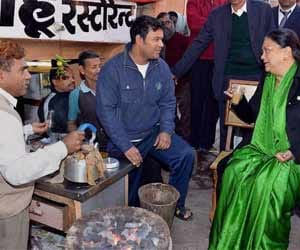 vasundhara taking tea  marketing narendra modi