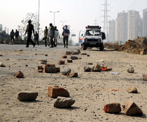 Stoning on police, which went to arrest criminals