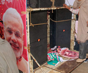 attack on campaign vehicle of modi