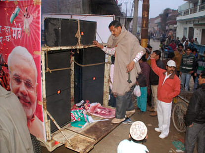 attack on campaign vehicle of modi