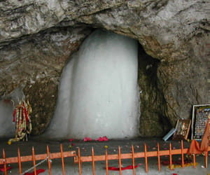 stone pelting at amarnath pilgrims in kashmir kangans forest