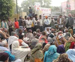 farmers locked the noida collectorate gate, protest continued