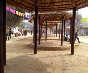 Surajkund Mela: police misbehaves with craftsmen 