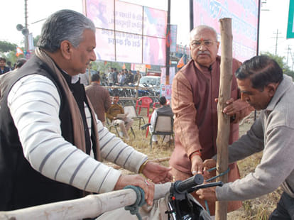 after SC's comment, akhilesh under pressure to resign