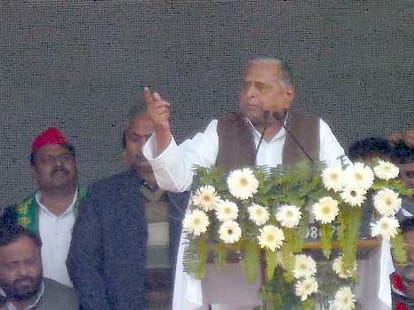 mulayam singh yadav slams narendra modi in gonda rally