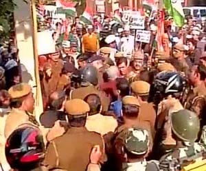 AAP and BJP compete with protests outside Arun Jaitley's home