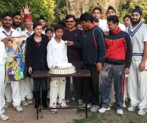 Sachin to get Bharat Ratna Fan cut the cake