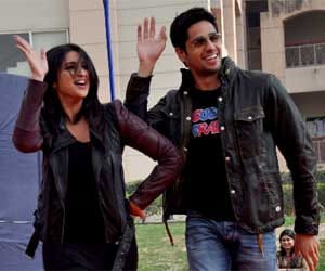 hansi to fansi film promotion by pariniti