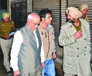 Robbers Fired on Jewellers, Looted Bag