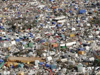 Kanpur residents throw corporator in garbage dump