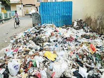 Kanpur residents throw corporator in garbage dump