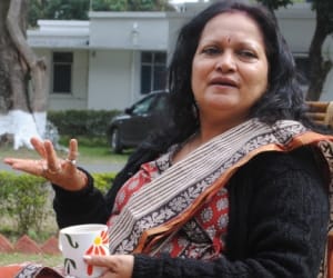 actress himani shivpuri injured.