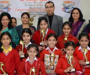 awards ceremony at Sector -34 divisional Library