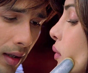 priyanka meets to sonakshi
