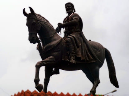 maha cabinet gives green signal to rs 100-cr shivaji statue