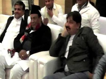 samajwadi party leaders dance in muzaffarnagar