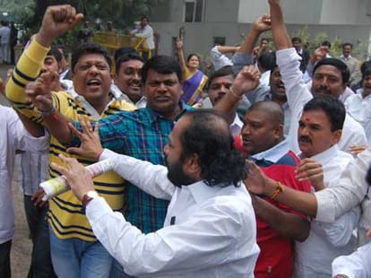ruckus in parliament over telanganam issue