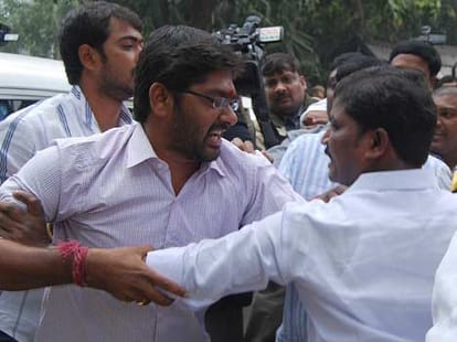 ruckus in parliament over telanganam issue