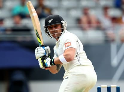 A strange battle between dhoni and Williamson! 