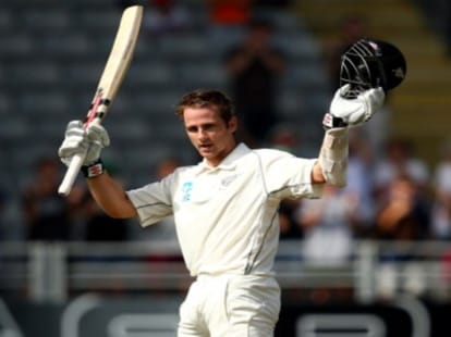 A strange battle between dhoni and Williamson! 