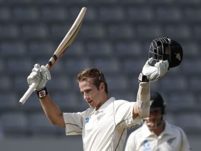 A strange battle between dhoni and Williamson! 