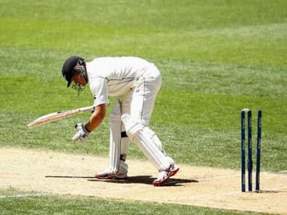 17 wickets falls in 3rd day of auckland test 