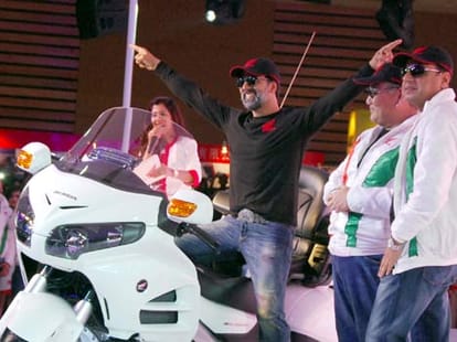 Akshay Kumar flirt with a girl