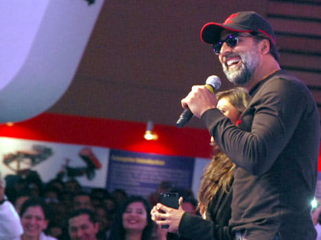 Akshay Kumar flirt with a girl