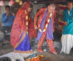 foreign couple wedding in kashi