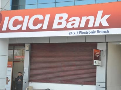 a man used fake cheque to withdraw money