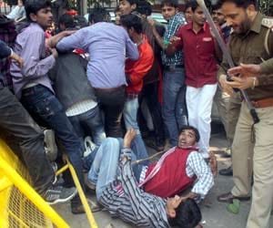 The police lathicharge on students