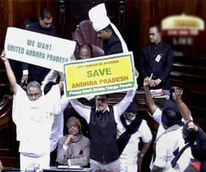 ruckus in parliament over telanganam issue