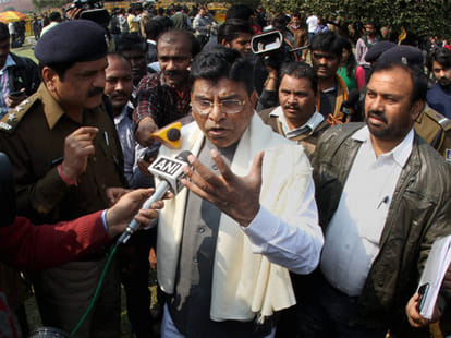 ruckus in parliament over telanganam issue