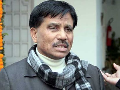 Ruckus in Delhi assembly over kejriwal's janlokpal bill