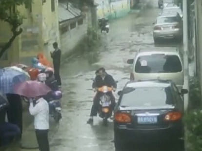 man pushes girlfriend to ten foot deep manhole to save debt