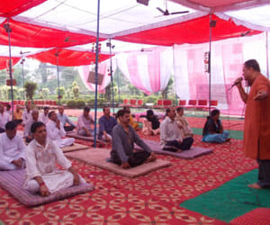corporate professionals getting mental hygiene in hot city
