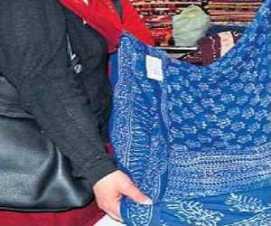 Old woman's saree sticks in escalators