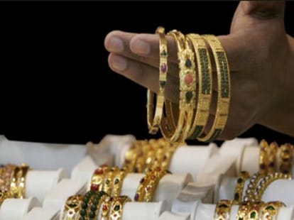 robbers lotted 24 gram gold and fifty thousand rupee from retired officer home at una 