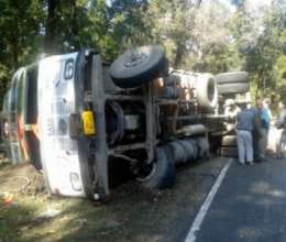 School bus hammered shop, pupils injured