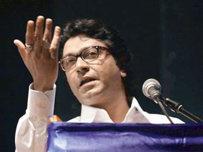 violent clash among shiv sena and mns supporters