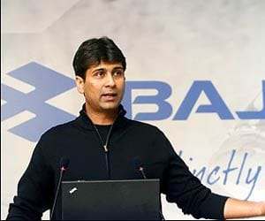 labours tying to band in bajaj motors factory