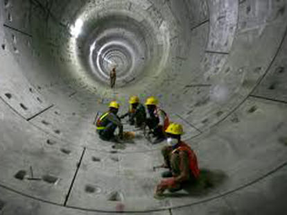metro stopped in tunnel