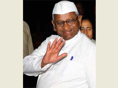 anna hazare praises modi, lashed Kejriwal