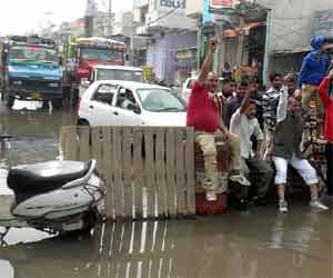 People of dabua colony jam main road