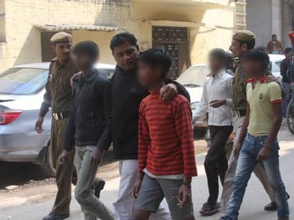 garbage pickers and wages collected treasure in delhi.