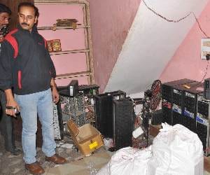 police caught pyrated cd's sellers
